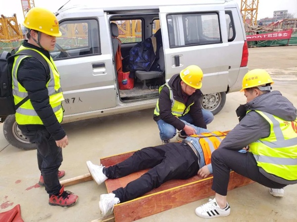 南昌市政建設(shè)集團開展觸電事故應(yīng)急救援演練6004.jpg