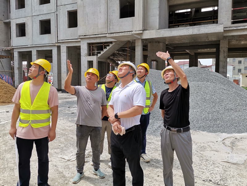南昌市政建設(shè)集團徐旭到天祥安置房項目督導(dǎo)安全生產(chǎn)工作8001.jpg
