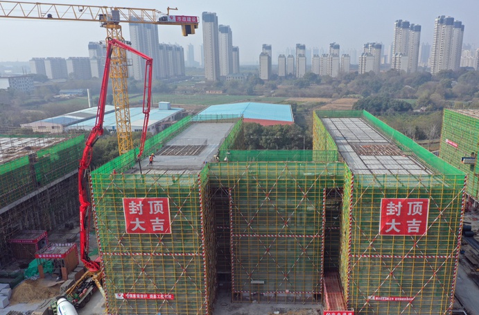 1639359478873468.jpg 南昌縣人才公共實訓基地項目教學樓主體結構封頂6911.jpg