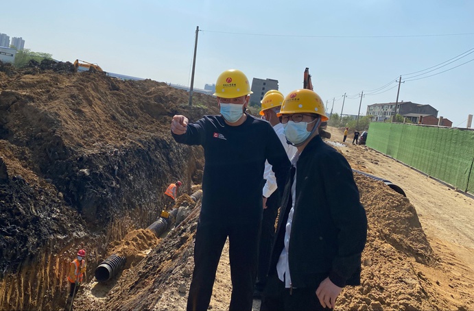 徐旭前往昌東三路道路建設(shè)工程項目檢查指導(dǎo)疫情防控安全生產(chǎn)工作691.jpg