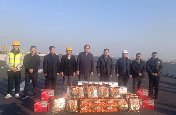 南昌縣縣委書記陳翔到小藍(lán)大道快速化新建項(xiàng)目現(xiàn)場(chǎng)調(diào)研慰問