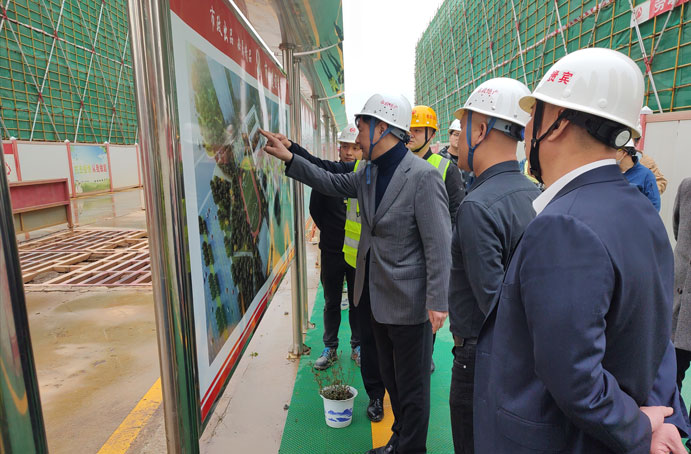 南昌大學附屬學校黨委書記何海翔到市政公用城三期H地塊（學校）項目走訪調(diào)研