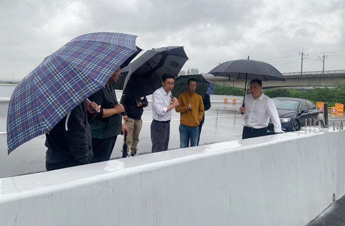 徐旭前往南昌縣河洲路項目、小藍大道快速化項目調(diào)研pg