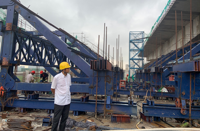 五一勞動獎章獲得者項目黨支部書記、副總工程師周天奇