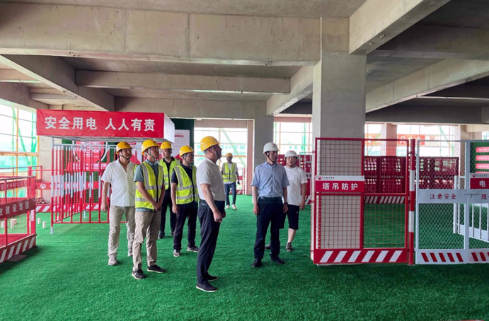 市政公用集團黨委副書記總經理萬義輝到新建區(qū)職業(yè)技術學校新校區(qū)建設項目調研