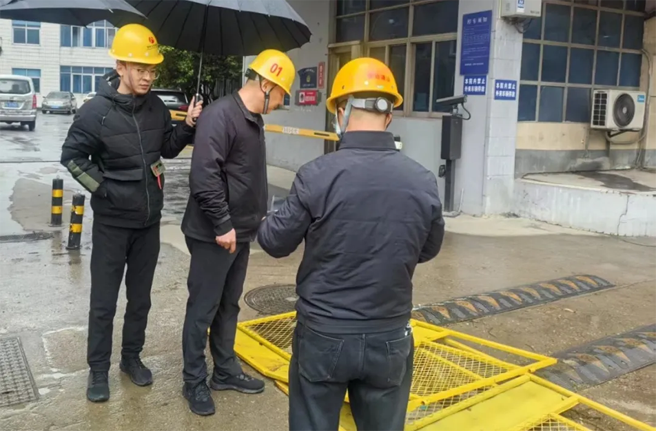 徐旭調(diào)研南昌縣小藍(lán)大道、青云譜污水接駁工程｜施工進(jìn)度與安全文明管理