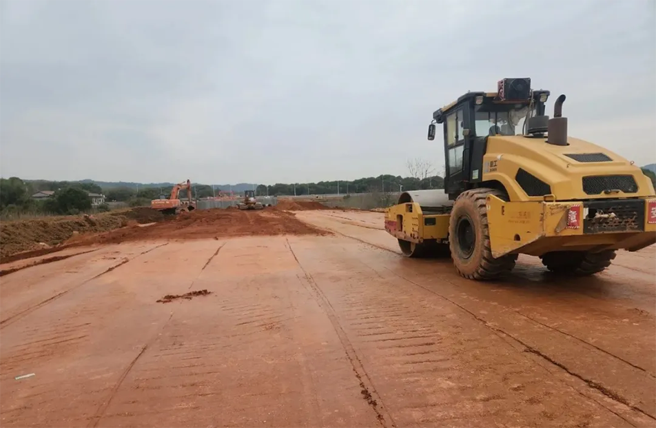 云翔大道項目路基全線貫通 | 飽和式施工加速推進，助力區(qū)域交通升級