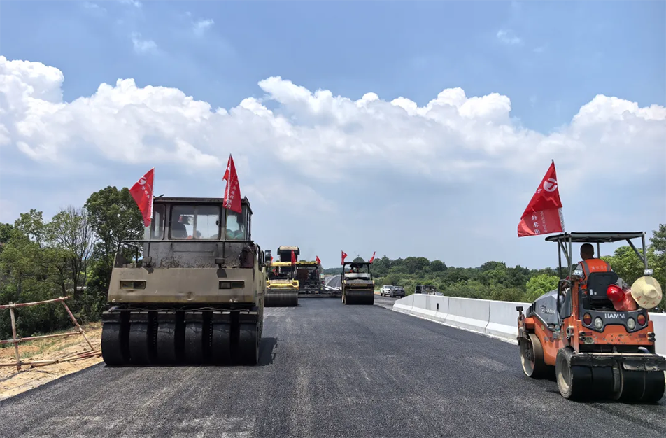 南昌云翔大道項目啟動首段底層瀝青攤鋪 投入21臺機(jī)械攻堅關(guān)鍵節(jié)點