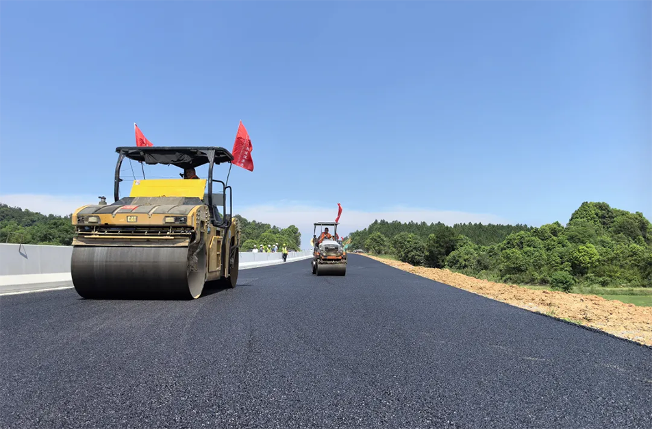 南昌云翔大道項目啟動首段底層瀝青攤鋪 投入21臺機(jī)械攻堅關(guān)鍵節(jié)點