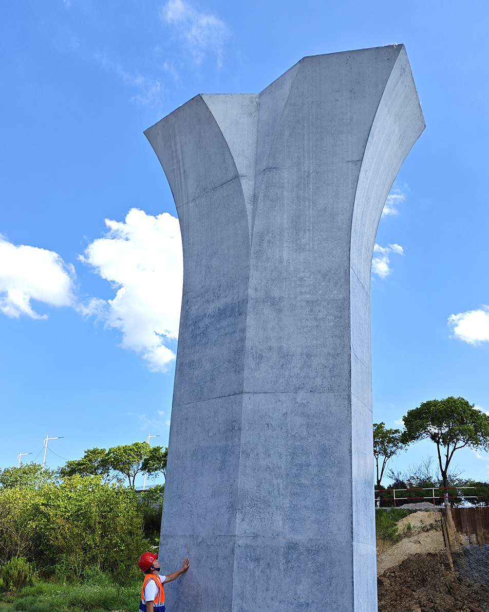 深圳大道互通立交項目鏡面墩柱工藝揭秘 定制不銹鋼模板誤差控制在2mm內(nèi) 深圳大道互通立交項目鏡面墩柱工藝揭秘 定制不銹鋼模板誤差控制在2mm內(nèi)