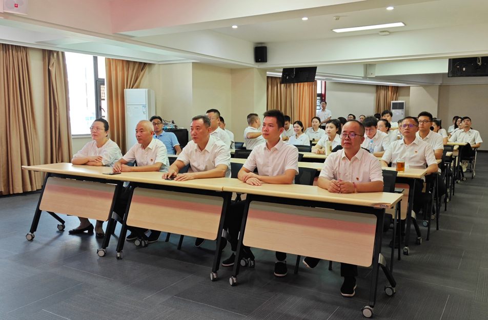 南昌市政建設(shè)集團(tuán)組織觀看抗戰(zhàn)勝利80周年閱兵儀式 激發(fā)干部職工愛(ài)國(guó)熱情