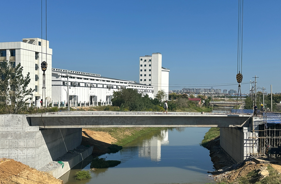 深南互通立交項目完成跨渠橋關鍵梁體吊裝 6片大型箱梁精準安裝
